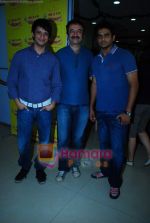 Sharman Joshi, Madhavan, Rajkumar Hirani at 3 Idiots promotional event in Radio Mirchi on 16th Dec 2009.JPG
